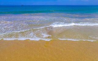 bellissimo panorama panorama onde forti spiaggia di bentota in sri lanka. foto