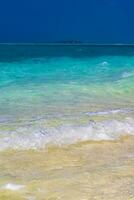 isole naturali tropicali turchesi banchi di sabbia madivaru finolhu atollo di rasdhoo maldive. foto