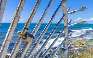 serratura su metallo ringhiera su spiaggia playa del Carmen Messico. foto