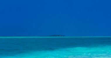 isole naturali tropicali turchesi banchi di sabbia madivaru finolhu atollo di rasdhoo maldive. foto