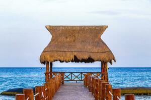 tropicale caraibico spiaggia chiaro turchese acqua molo playa xcalacoco Messico. foto