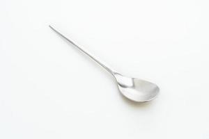 cucchiaio d'argento isolato su sfondo bianco foto