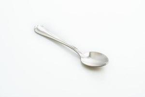 cucchiaio d'argento isolato su sfondo bianco foto
