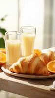 prima colazione vassoio con Cornetti e arancia succo foto