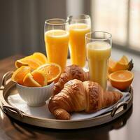 prima colazione vassoio con Cornetti e arancia succo foto