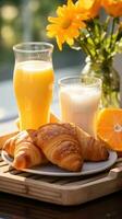 prima colazione vassoio con Cornetti e arancia succo foto