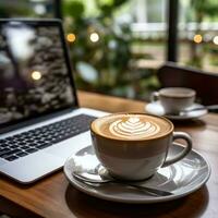 caffè e laptop sulla scrivania foto