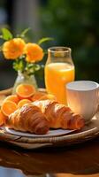 prima colazione vassoio con Cornetti e arancia succo foto