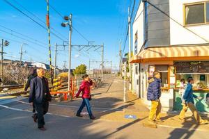 kyoto, giappone - 11 gennaio 2020 - persone che camminano sul mercato della strada dello shopping a kyoto, giappone foto