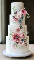 semplice bianca torta con acquerello florals foto