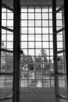 bella finestra con cornice in legno nel vecchio edificio senza persone foto