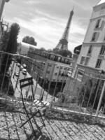 foto a tema grande torre eiffel sulla superficie terrestre in giardino parigi francia