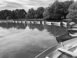 foto a tema vecchia barca di legno sull'acqua verde del laghetto