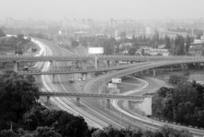 crocevia di strade in asfalto nero su natura urbana aperta foto