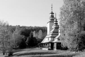 chiesa cristiana croce nell'alta torre del campanile per la preghiera foto