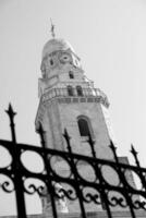 chiesa cristiana croce nell'alta torre del campanile per la preghiera foto