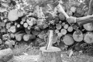 fotografia a tema grande ascia in acciaio con manico in legno foto