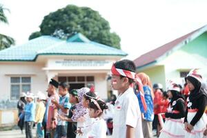 kuaro kalimantan timor, Indonesia 17 agosto 2023. celebrare il 78 ° indonesiano indipendenza giorno con il abitanti del villaggio foto