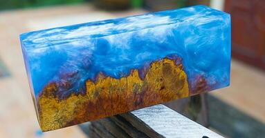 colata di legno di radica di acero resina epossidica sul tavolo foto
