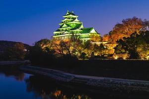 castello di okayama, aka ujo o castello di corvo, sul fiume asahi in giappone foto