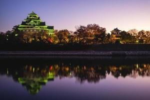 castello di okayama, aka ujo o castello di corvo, sul fiume asahi in giappone foto