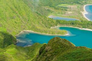 lagoa fare fogo è collocato nel così miguel isola, azzorre. esso è classificato come un' natura Riserva e è il maggior parte bellissimo laguna di il azzorre foto