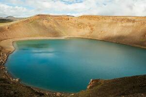 blu laguna nel il cratere di il viti vulcano, Di Più di 300 metri nel diametro, nel Islanda foto