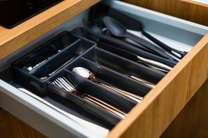 scatola da cucina con posate. cucchiai, forchette, coltelli, pentole. foto