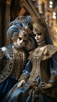 masquerade palla a Venezia carnevale con ornato maschere e costumi foto