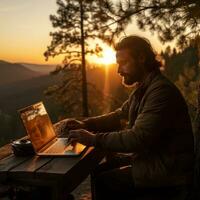 uomo digitando su computer a Alba foto