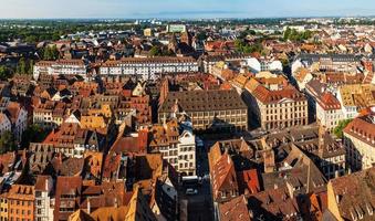 veduta aerea della città di strasburgo. giorno soleggiato. tetti di tegole rosse. foto