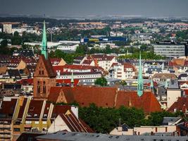 veduta aerea della città di strasburgo. giorno soleggiato. tetti di tegole rosse. foto