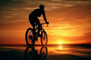 un' uomo equitazione un' bicicletta su un' strada a tramonto foto