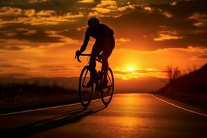 un' uomo equitazione un' bicicletta su un' strada a tramonto foto