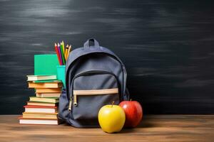 indietro per scuola concetto con zaino, Mela e libri su lavagna sfondo, zaino con scuola forniture su un' lavagna, ai generato foto