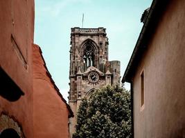 Cattedrale nella città medievale di rouffach in Alsazia, Francia