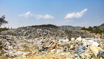 montagna inquinata grande mucchio di rifiuti e inquinamento and foto