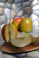 foto di mele in vari stili, alcune sono ancora intatte, altre sono tagliate con uno sfondo di pietra