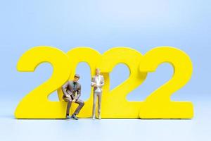 persone in miniatura uomini d'affari in piedi sul numero 2022