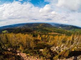 Vista dalla cima della montagna ai monti Vosgi in Alsazia, Francia foto