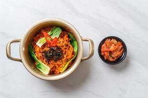 spaghetti istantanei coreani con verdure e kimchi - stile alimentare coreano