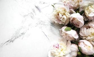fiori di peonia su uno sfondo di marmo