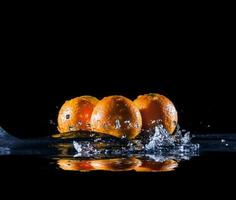 arance mature in acqua foto