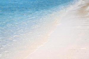 onde del mare limpido e spiaggia di sabbia bianca in estate. foto