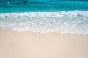 onde del mare limpido e spiaggia di sabbia bianca in estate. foto