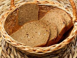 pane nel cestino su il tavolo foto