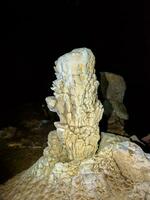 stalattite e stalagmite nel coccodrillo grotta su KOH tarutao foto