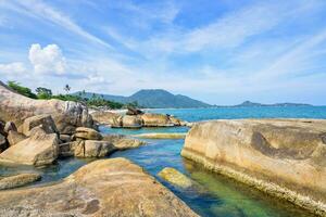 roccia e il blu mare a KOH samui foto