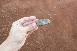 mano Tenere pezzo di oro minerale foto