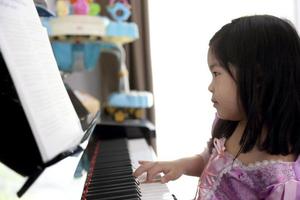 ragazza che suona il pianoforte foto